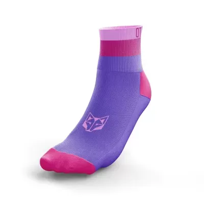 Meia desportiva roxa com detalhes rosa e lilás e logótipo de raposa