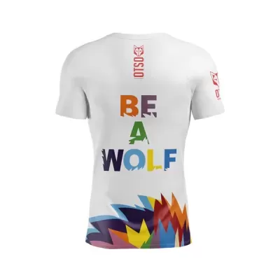 T-shirt branca com texto colorido BE A WOLF e padrão geométrico colorido