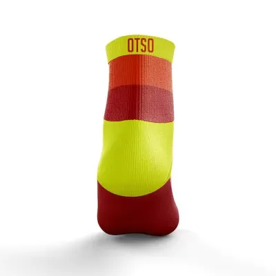 Meia desportiva amarelo, vermelho e laranja com texto OTSO no topo