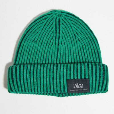 Gorro de malha verde com riscas verticais pretas e etiqueta VÁGA