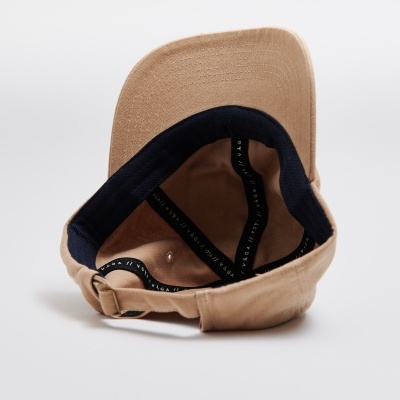 Boné bege com aba reta e faixa preta interior