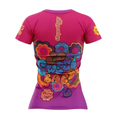 Camiseta roxa feminina com estampa colorida e logos Chupa Chups nas costas e mangas
