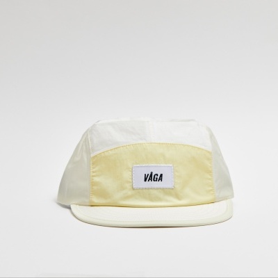 Boné branco e amarelo claro com etiqueta VÄGA