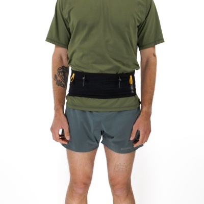 Homem com roupa desportiva e cinta preta na cintura