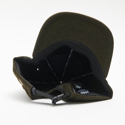 Boné verde com interior preto e fecho ajustável