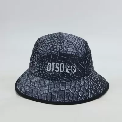 Chapéu tipo bucket cinza e preto com padrão de pele de crocodilo e texto OTSO THINKSPORT