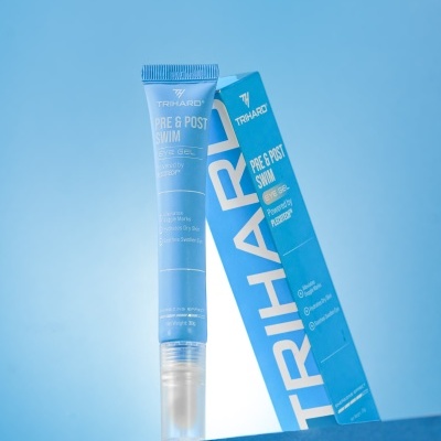 Gel para olhos TRI-HARD PRE & POST SWIM em tubo azul com caixa azul em fundo azul