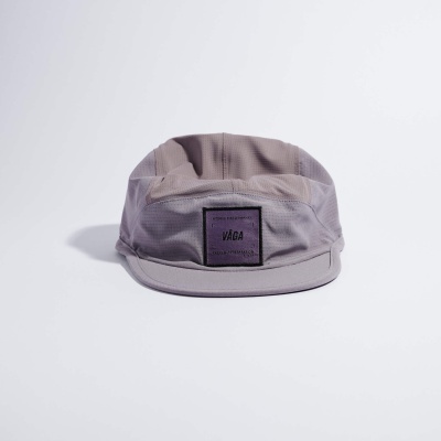 Boné cinzento com etiqueta roxa em fundo branco