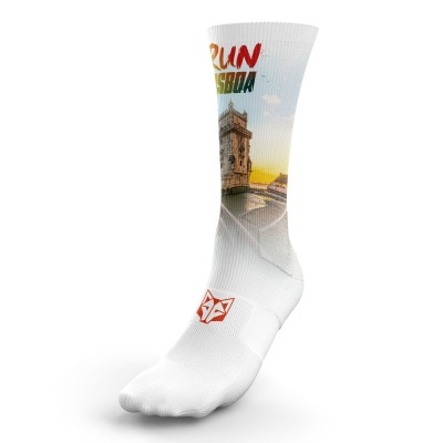 Meia branca com design colorido da Torre de Belém e texto RUN LISBOA