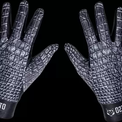Par de luvas pretas com padrão tipo escamas e inscrições brancas