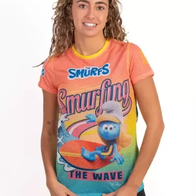 T-shirt colorida dos Smurfs smurfing usada por mulher com saia preta