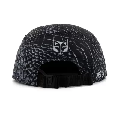 Boné preto com padrão de pele de réptil e símbolo branco de raposa com alça ajustável