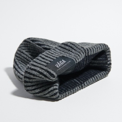 Gorro de malha cinzento e preto com etiqueta VAGA sobre fundo branco