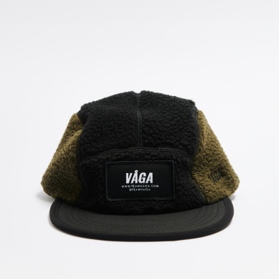 Boné de cinco painéis felpudo preto e verde-oliva com etiqueta VÁGA na frente