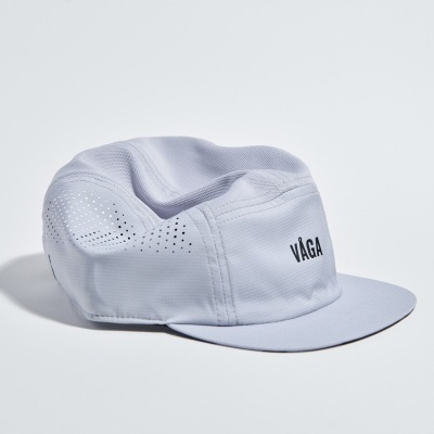 Boné branco com texto VÁGA preto e orifícios para ventilação