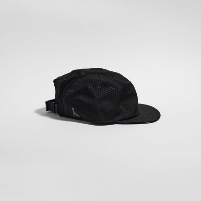 Boné preto com aba plana e tecido perfurado