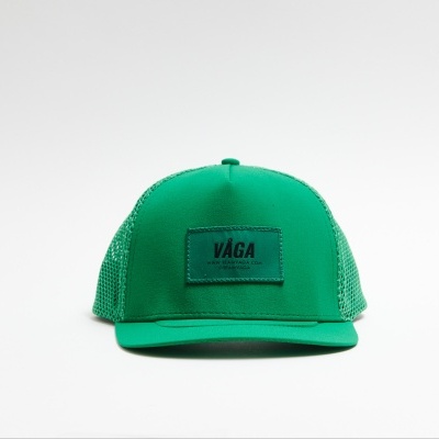 Boné verde com etiqueta preta e texto VÁGA