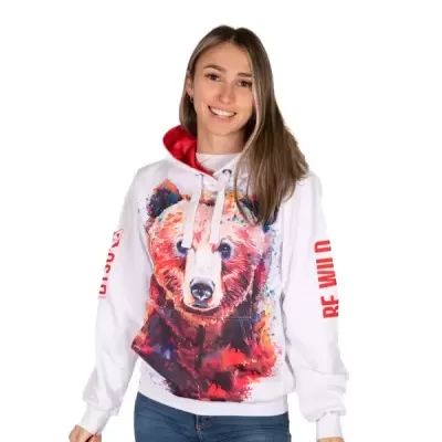 Mulher a usar sweatshirt branca com estampa de urso colorido e texto vermelho nas mangas