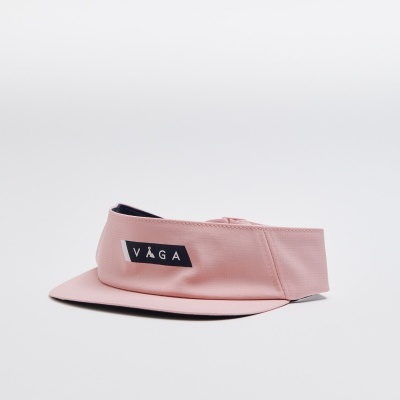 Viseira rosa com etiqueta preta e texto VÃGA