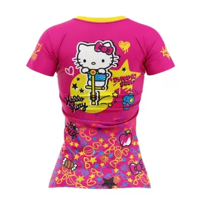 T-shirt rosa Hello Kitty com estampas coloridas e texto
