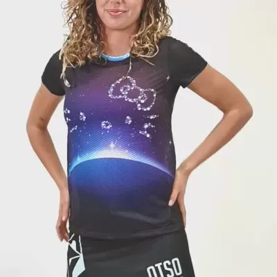 Mulher com camisola preta com padrão espacial e saia desportiva preta com leggings