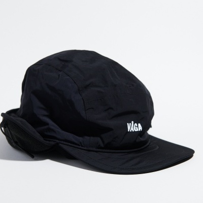 Boné preto com texto VÁGA bordado branco