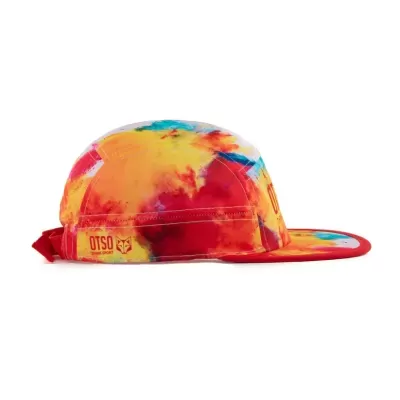 Boné campista com padrão tie dye colorido e etiqueta OTSO