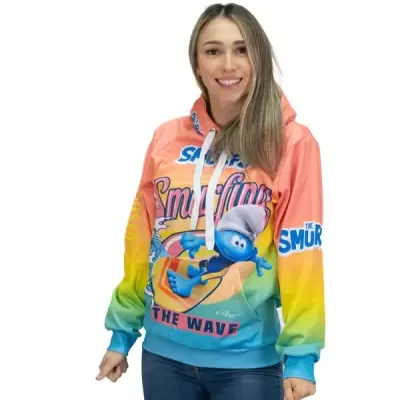 Sudadera colorida com imagem e texto dos Smurfs usada por mulher