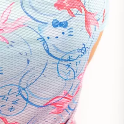 Tecido azul claro com estampado Hello Kitty e peixes vermelhos