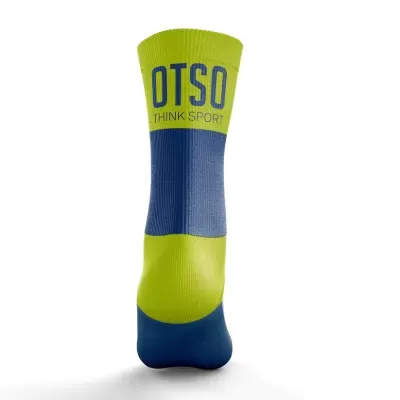 Meia desportiva verde-lima e azul com texto OTSO THINK SPORT
