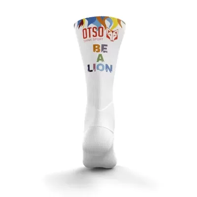 Meias desportivas brancas com texto e padrão colorido