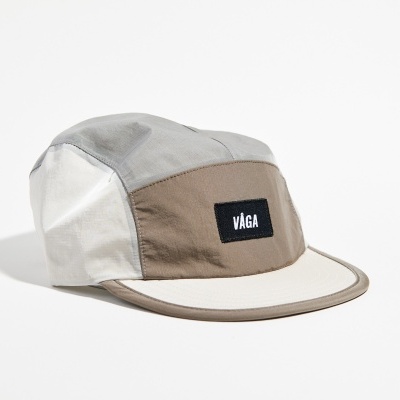 Boné de cinco painéis em tecido com cores bege, cinzento e castanho claro com etiqueta VÁGA