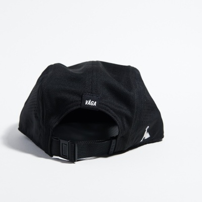 Boné preto com ajuste traseiro e etiquetas preta e branca