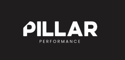 Logótipo PILLAR PERFORMANCE em branco sobre fundo preto