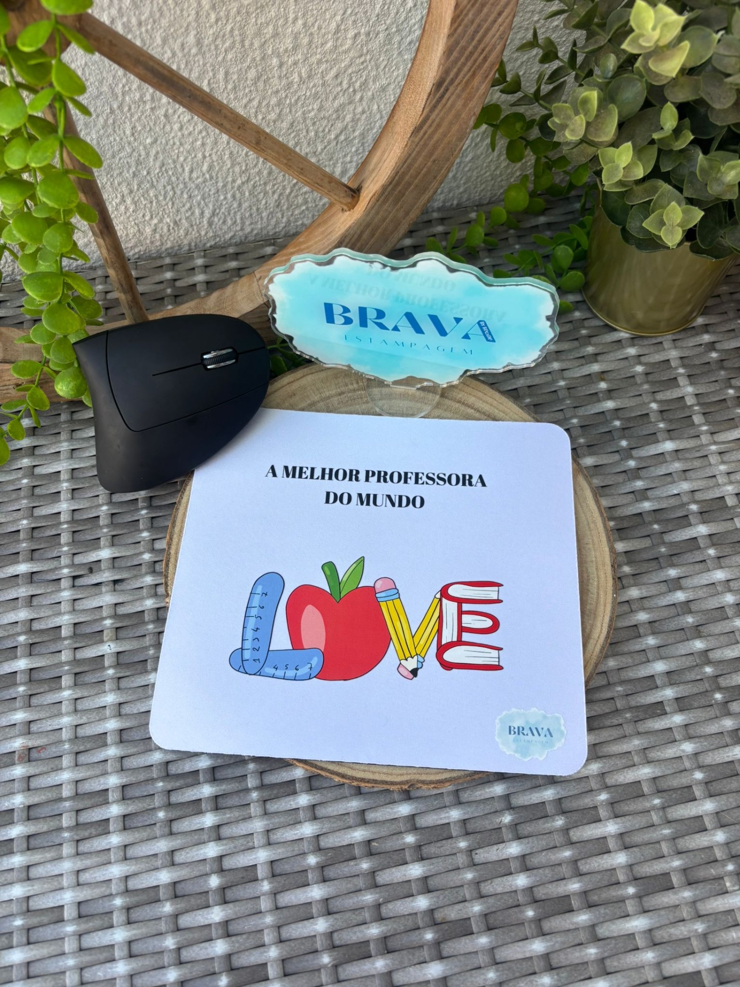 Base para Rato PC Tapete de rato branco com design colorido e texto para professora, sobre mesa de vime com elementos decorativos