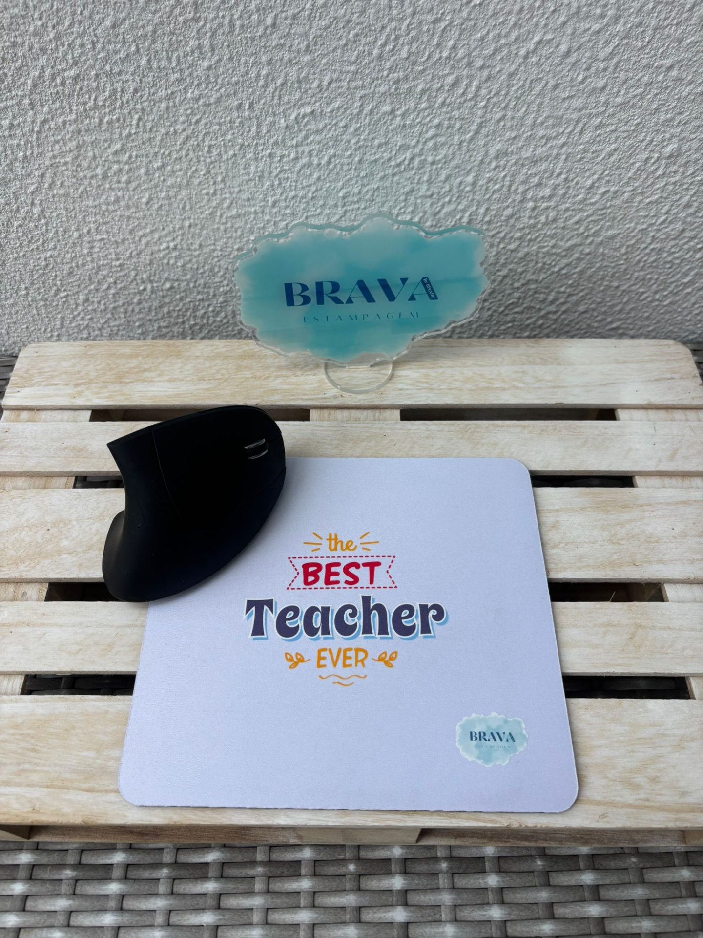 Base para Rato PC Tapete de rato branco com texto de agradecimento ao professor, rato preto em cima e logótipo BRAVA ESTAMPAGEM ao fundo.