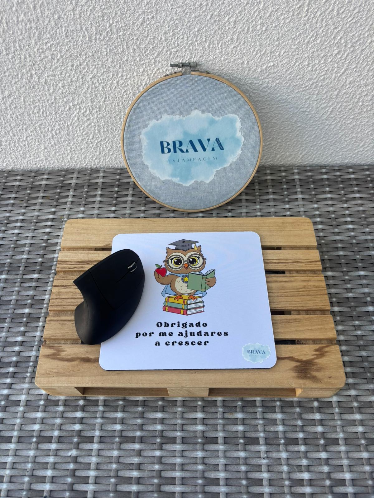 Base para Rato PC Tapete para rato branco com coruja e texto, rato preto e aro de bordado azul claro com logo BRAVA