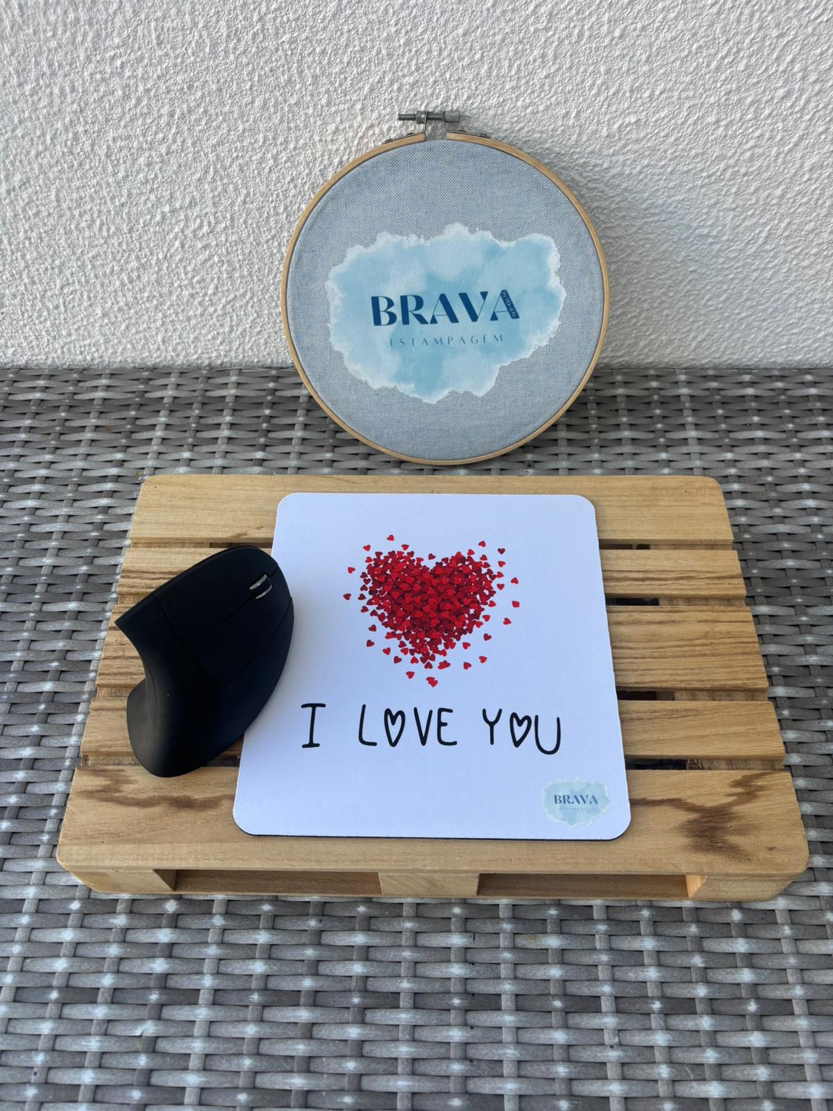 Base para Rato PC Suporte de madeira com tapete de rato branco com coração vermelho e texto I LOVE YOU com rato preto