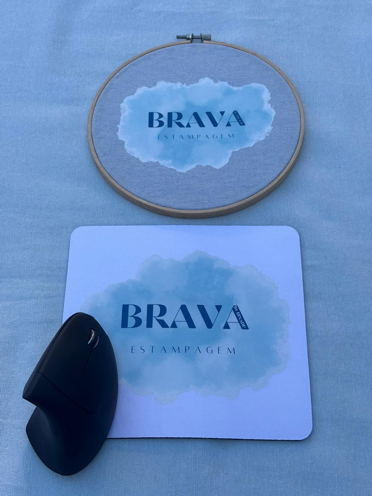 Base para Rato PC Tapete de rato branco com padrão azul e texto BRAVA ESTAMPAGEM e rato preto ao lado, bastidor de madeira com tecido e papel com padrão e texto iguais.