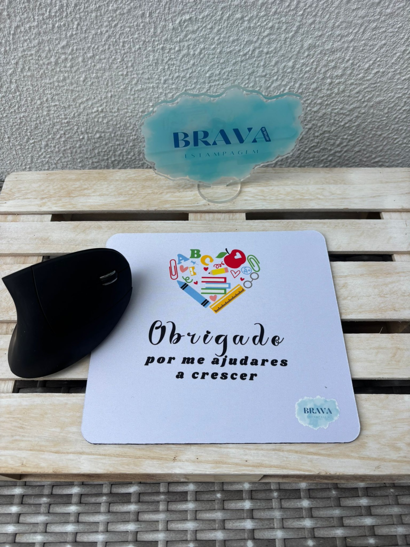 Base para Rato PC Tapete de rato branco com design e texto, rato preto e placa azul de acrílico sobre superfície de madeira