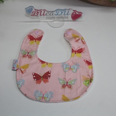 Babete rosa com borboletas coloridas sobre branco