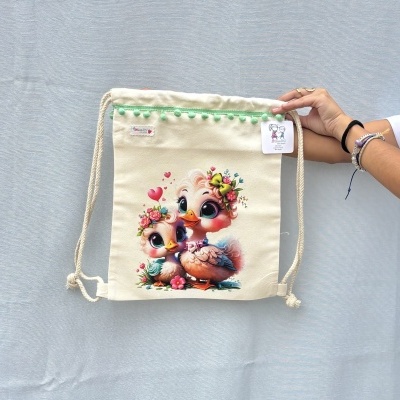 Mochila saco em tecido cru com estampa de patos e decoração verde no topo