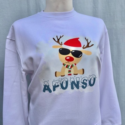 Sweatshirt branca com estampa de rena natalícia e texto AFONSO