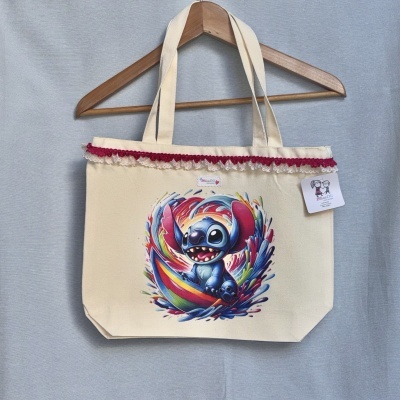 Mala de lona bege com ilustração colorida de personagem azul a surfar.