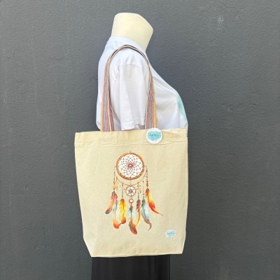 Saco de algodão bege com filtro dos sonhos colorido e alças listradas