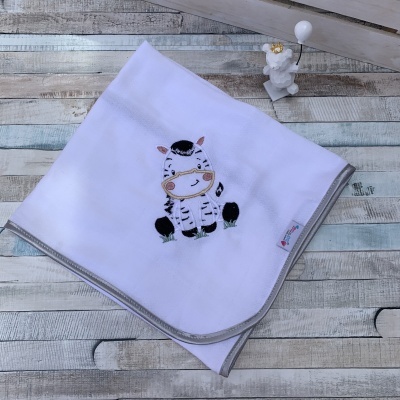 Fralda branca com borda cinza e bordado de zebra sorridente