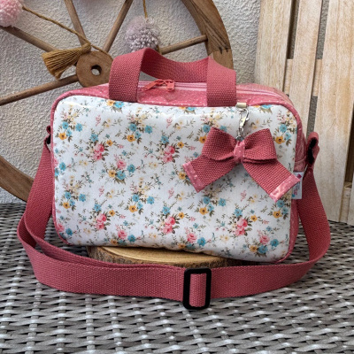 Lancheira floral com alças e laço cor de rosa e fundo branco texturado