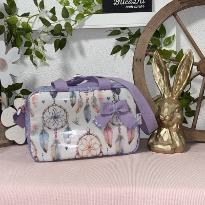 Mala decorativa com padrão de apanhadores de sonhos em tons lilás e creme