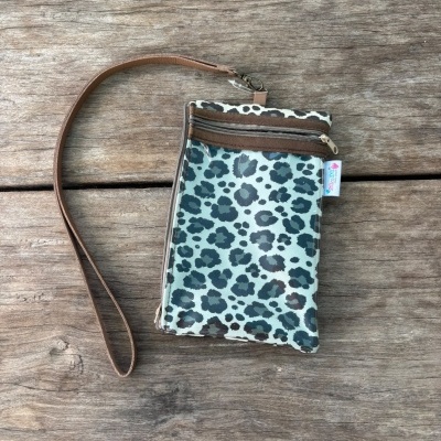 Carteira com padrão animal print cinza e alça castanha