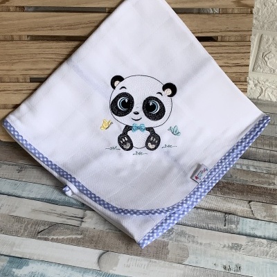 Fralda branca bordada com panda azul e borboletas em tecido, com acabamento xadrez azul e branco.